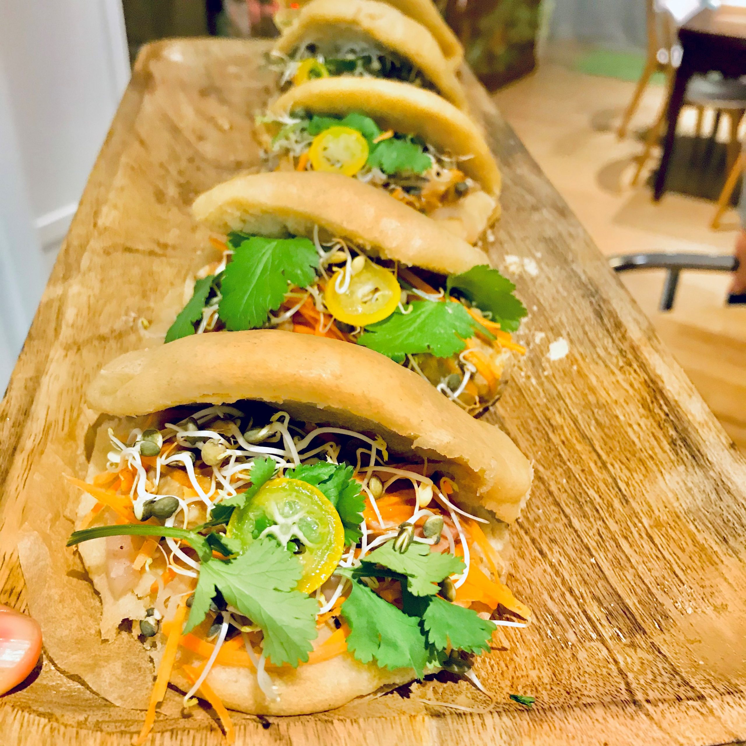 Banh bao kẹp thịt Traiteur Ethique Cassis Poivre d'Ail